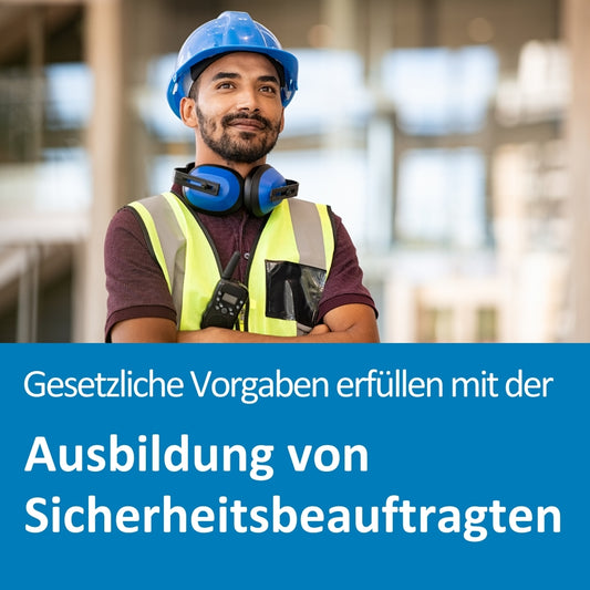 Ein Mann mit blauem Schutzhelm, Warnweste, Gehörschutz um den Hals und Funkgerät in der Weste steht mit verschränkten Armen in einem modernen Gebäude. Er blickt selbstbewusst zur Seite. Im unteren Bildbereich steht der Text: „Gesetzliche Vorgaben erfüllen mit der Ausbildung von Sicherheitsbeauftragten“.
