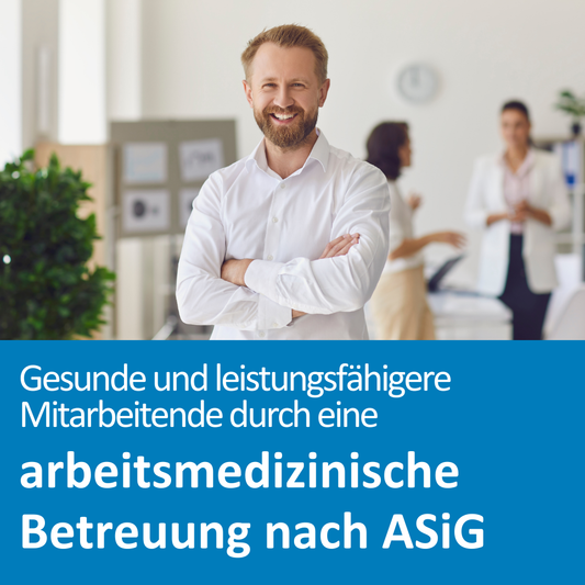 Ein lächelnder Mann mit Bart steht mit verschränkten Armen in einem modernen Büro und blickt selbstbewusst in die Kamera. Im Hintergrund sind zwei Frauen im Gespräch und eine weitere Person unscharf zu erkennen. Die Szene vermittelt ein positives Arbeitsumfeld und betont das Thema Gesundheit am Arbeitsplatz. Im unteren Bildbereich steht der Text: „Gesunde und leistungsfähigere Mitarbeitende durch eine arbeitsmedizinische Betreuung nach ASiG“.