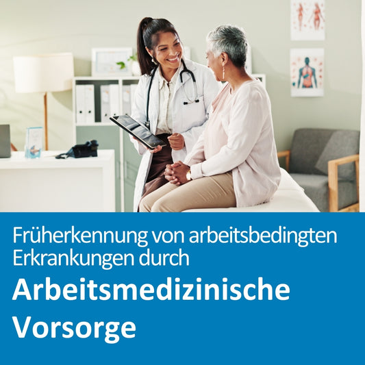 Eine Ärztin im weißen Kittel mit Stethoskop lächelt und spricht mit einer älteren Patientin, die auf einer Untersuchungsliege sitzt. Die Ärztin hält ein Tablet in der Hand. Im Hintergrund sind medizinische Poster und moderne Praxiseinrichtung zu sehen. Die Szene vermittelt Vertrauen und Fürsorge in einem medizinischen Beratungsgespräch. Im unteren Bildbereich steht der Text: „Früherkennung von arbeitsbedingten Erkrankungen durch Arbeitsmedizinische Vorsorge“.