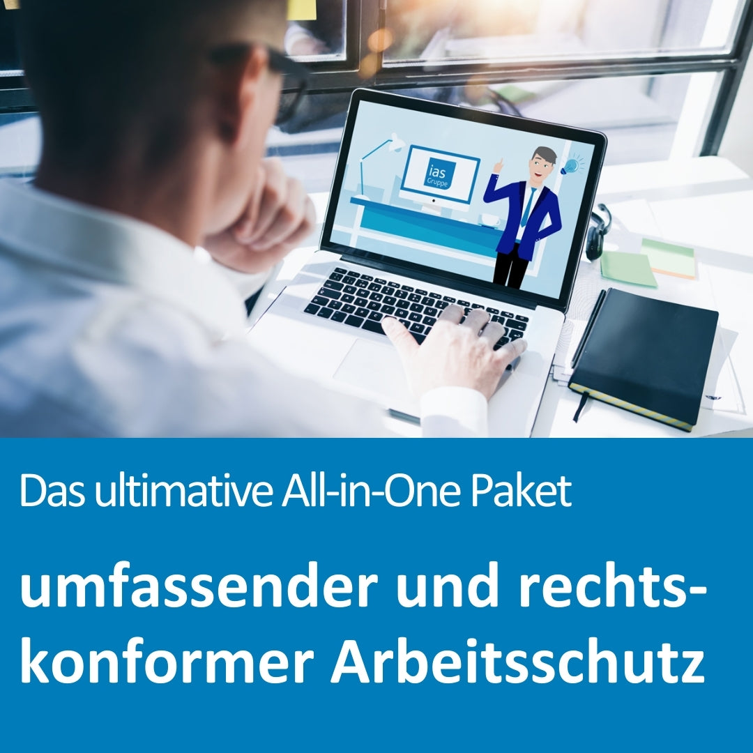 Ein Mann sitzt an einem hellen Schreibtisch und verfolgt eine Online-Unterweisung auf seinem Laptop. Auf dem Bildschirm ist eine animierte Figur in einem virtuellen Schulungsraum mit dem Logo „ias gruppe“ zu sehen. Daneben liegen Notizbuch, Stift und Unterlagen. Die Szene vermittelt digitale Weiterbildung und Arbeitsschutz. Im unteren Bildbereich steht der Text: „Das ultimative All-in-One Paket – umfassender und rechtskonformer Arbeitsschutz“.