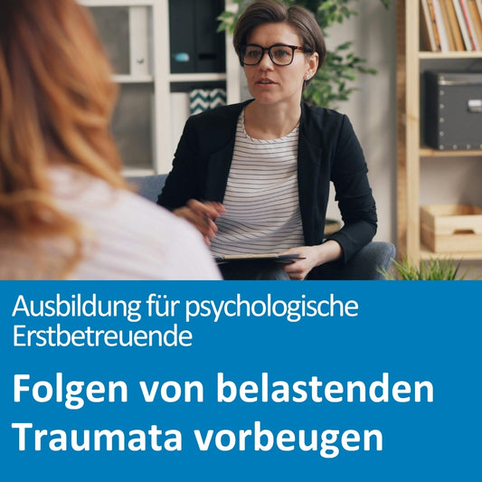 Eine Frau mit kurzem Haar, Brille und dunklem Blazer sitzt in einem Gespräch einer anderen Person gegenüber, die unscharf im Vordergrund zu sehen ist. Die Frau hält ein Klemmbrett und spricht in einem ruhigen, professionellen Setting, das an eine Beratungssituation erinnert.
Darunter auf blauem Hintergrund der Text: „Ausbildung für psychologische Erstbetreuende — Folgen von belastenden Traumata vorbeugen“.