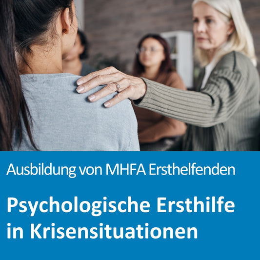 Eine weibliche Person legt die Hand tröstend auf die Schulter einer anderen weiblichen Person. An der Hand ist ein Ring zu sehen. 