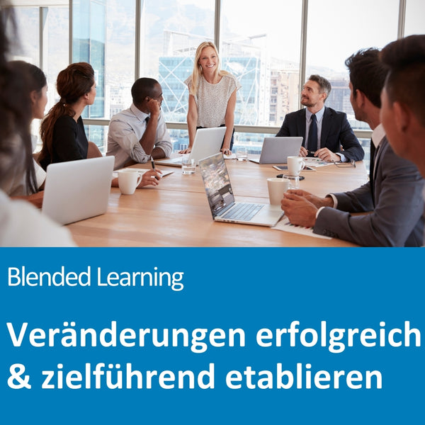 In einem modernen Konferenzraum steht eine blonde Frau lächelnd am Kopfende eines großen Holztisches, umgeben von acht Kolleginnen und Kollegen unterschiedlicher Herkunft. Alle sind in ein Gespräch vertieft, vor ihnen liegen Laptops, Tassen und Notizblöcke. Große Fenster im Hintergrund geben den Blick auf eine urbane Skyline frei. Der Text auf dem Bild lautet: „Blended Learning – Veränderungen erfolgreich & zielführend etablieren“.