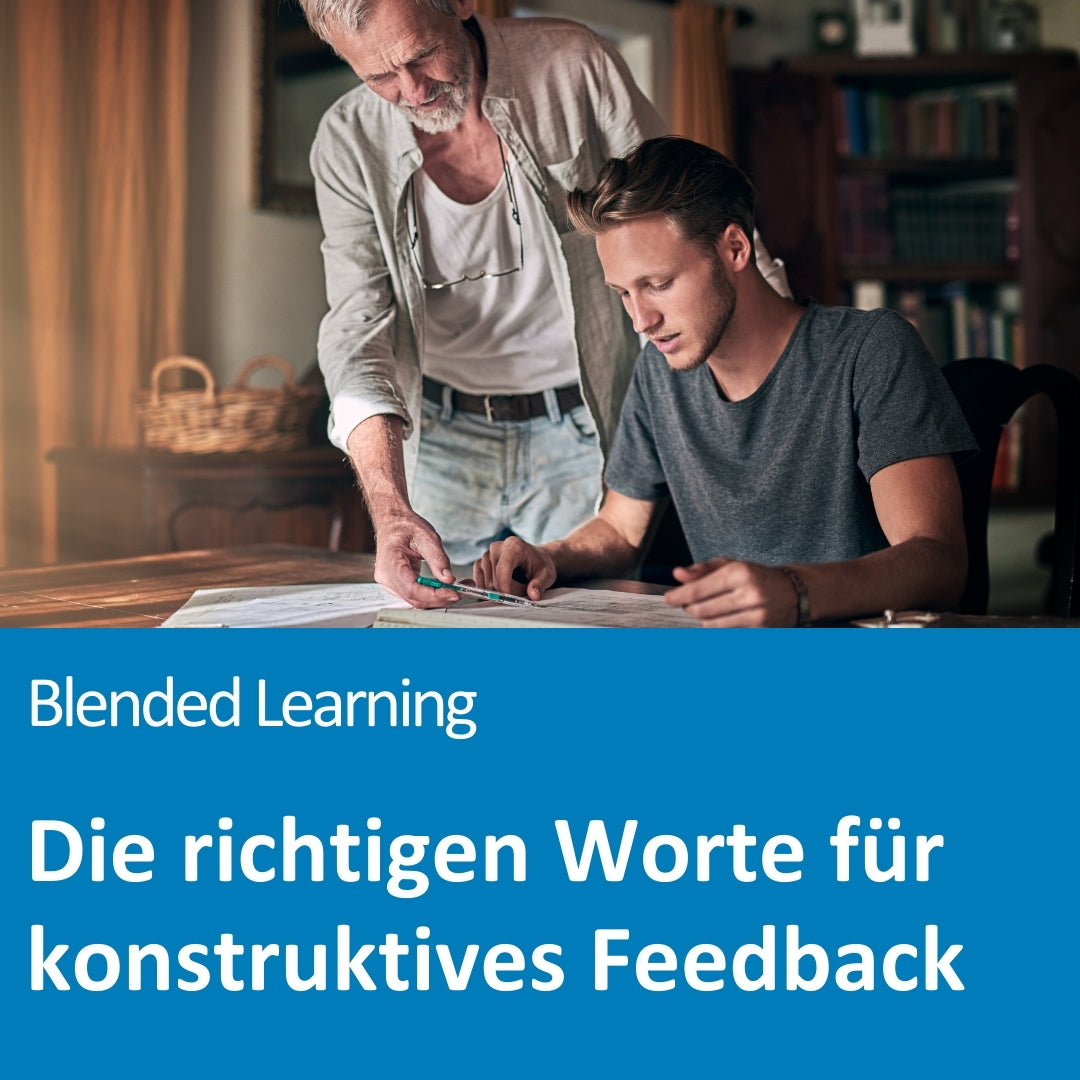 Ein älterer Mann gibt einem jüngeren Mann konstruktive Hinweise zu einem Dokument, das beide über einem Tisch betrachten. Die Szene wirkt wie ein Coaching- oder Feedbackgespräch in einer privaten oder häuslichen Umgebung mit Büchern im Hintergrund. Der ältere Mann zeigt auf das Papier, während der jüngere aufmerksam zuhört. Der Text auf dem Bild lautet: „Blended Learning – Die richtigen Worte für konstruktives Feedback“.