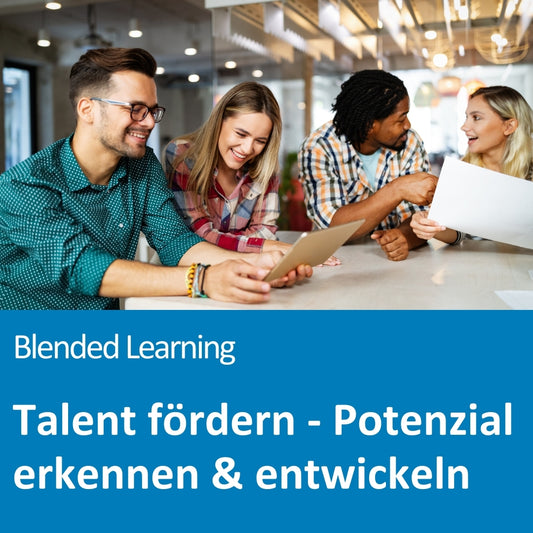 Vier junge Erwachsene sitzen gemeinsam an einem Tisch in einem modernen Büro oder Coworking Space. Sie wirken motiviert und lachen, während sie gemeinsam mit digitalen Geräten und Dokumenten arbeiten – eine lebendige Szene der Teamarbeit. Der Fokus liegt auf positiver Zusammenarbeit und Förderung. Der Text auf dem Bild lautet: „Blended Learning – Talent fördern – Potenzial erkennen & entwickeln“.