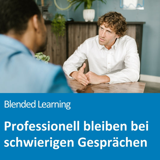 Zwei Männer führen ein intensives Gespräch an einem Holztisch in einem modern eingerichteten Raum mit Pflanzen im Hintergrund. Der Mann im weißen Hemd wirkt konzentriert und spricht mit ernster Miene, während sein Gegenüber nur von hinten zu sehen ist. Der Text auf dem Bild lautet: „Blended Learning – Professionell bleiben bei schwierigen Gesprächen“.