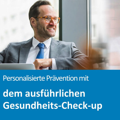 Ein Mann im Business-Outfit (grauer Anzug, weißes Hemd, blaue Krawatte) mit Brille sitzt lächelnd an einem Tisch vor einem Laptop und schaut aus dem Fenster.
Darunter auf blauem Hintergrund der Text: „Personalisierte Prävention mit dem ausführlichen Gesundheits-Check-up“.
