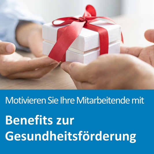 Zwei Hände überreichen sich ein kleines weißes Geschenk mit rotem Band, das symbolisch für Wertschätzung und Belohnung steht. Die Szene vermittelt Motivation, Anerkennung und Fürsorge. Im unteren Bildbereich steht der Text: „Motivieren Sie Ihre Mitarbeitende mit Benefits zur Gesundheitsförderung“.