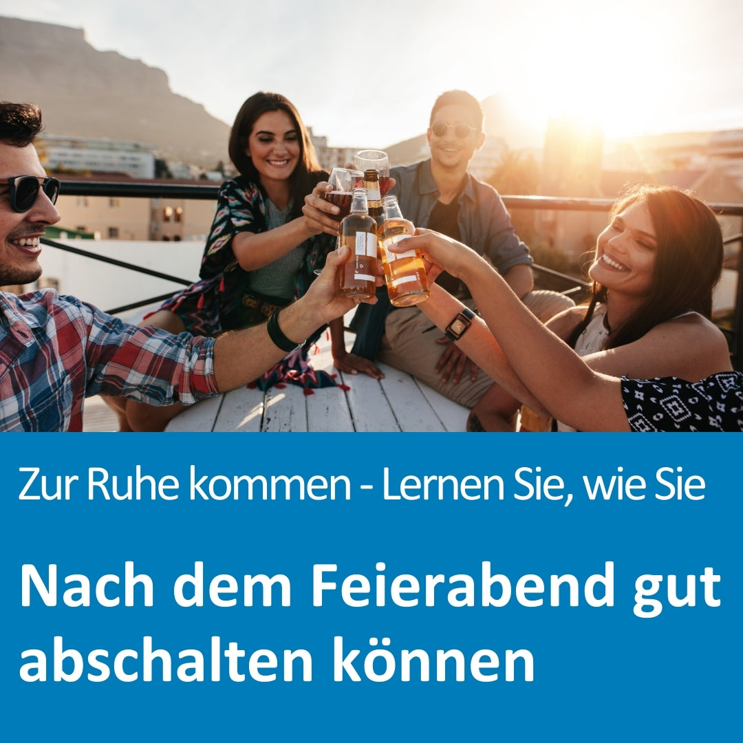 Fünf junge Erwachsene sitzen entspannt auf einer Dachterrasse im Sonnenuntergang und stoßen mit Getränkeflaschen an. Sie lachen und wirken gelöst – ein Moment der Freude nach einem langen Tag. Im unteren Bereich des Bildes steht der Text: „Zur Ruhe kommen – Lernen Sie, wie Sie nach dem Feierabend gut abschalten können“.
