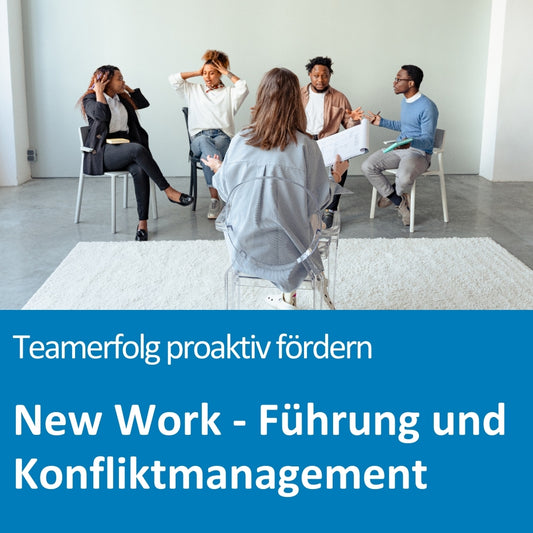In einem modernen, hellen Raum sitzen fünf Personen im Stuhlkreis, wobei einige energisch diskutieren und gestikulieren. Eine sechste Person sitzt mit dem Rücken zur Kamera und moderiert das Gespräch mit einem Klemmbrett in der Hand. Die Szene deutet auf ein Coaching oder Training im Rahmen eines Teammeetings hin. Der Text auf dem Bild lautet: „Teamerfolg proaktiv fördern – New Work – Führung und Konfliktmanagement“.
