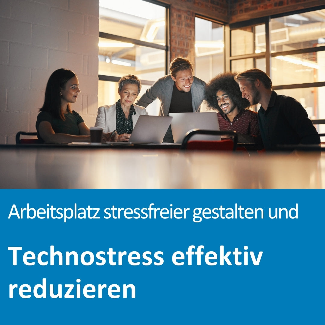 Eine Gruppe von fünf jungen Erwachsenen sitzt in einem modern eingerichteten Büro oder Meetingraum am Abend. Sie schauen gemeinsam auf zwei Laptops und lachen, während sie offenbar an einem Projekt arbeiten oder eine Präsentation verfolgen. Die Stimmung ist gelöst und kollegial. Im unteren Bereich des Bildes steht der Text: „Arbeitsplatz stressfreier gestalten und Technostress effektiv reduzieren“.
