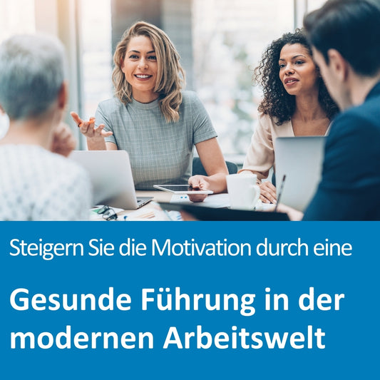 In einem modernen Büro sitzen vier Personen in einem Teammeeting um einen Tisch mit Laptops, Unterlagen und Kaffeetassen. Eine Frau in der Mitte spricht aktiv und gestikuliert, während die anderen aufmerksam zuhören – eine offene Gesprächsatmosphäre. Der Text auf dem Bild lautet: „Steigern Sie die Motivation durch eine gesunde Führung in der modernen Arbeitswelt“.