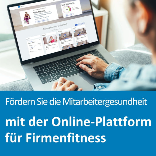 Eine Person sitzt mit einem Laptop auf dem Schoß und nutzt eine Online-Fitnessplattform. Auf dem Laptop-Bildschirm ist die Benutzeroberfläche der Plattform zu sehen, inklusive eines Trainingskalenders, persönlicher Begrüßung und Wochenziels.
Darunter auf blauem Hintergrund der Text: „Fördern Sie die Mitarbeitergesundheit mit der Online-Plattform für Firmenfitness“.