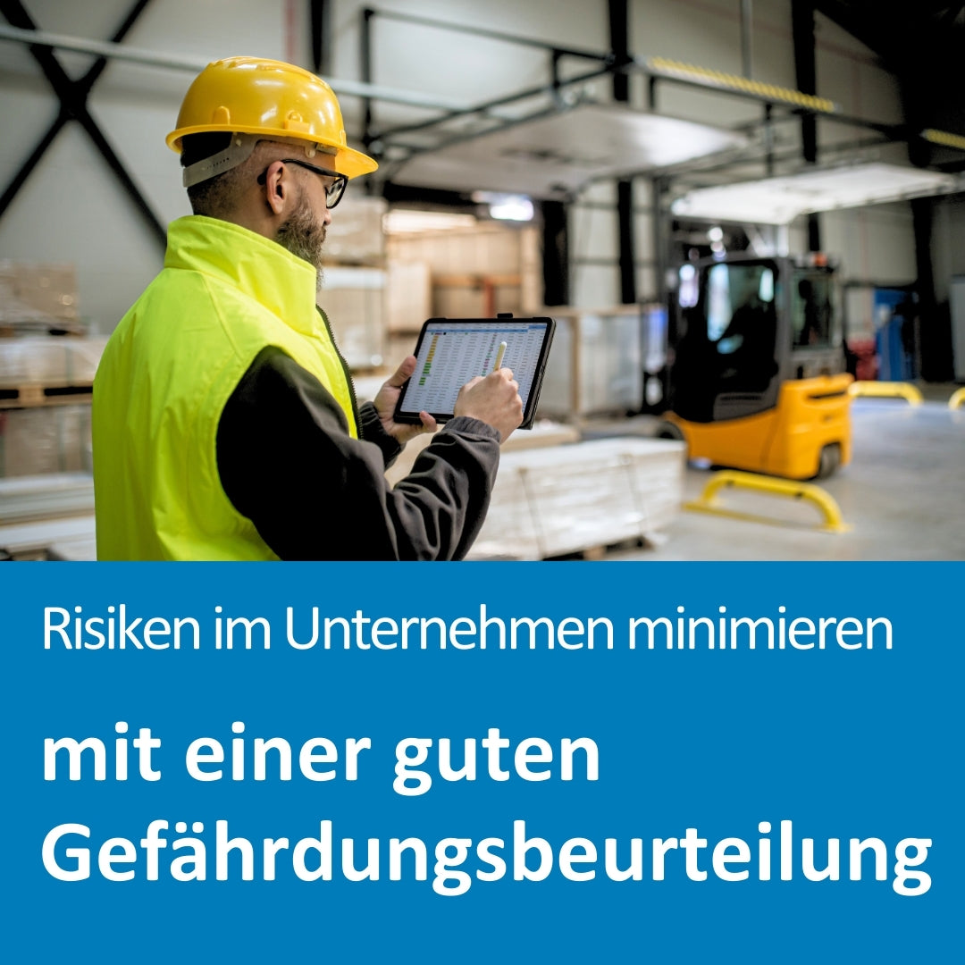 Ein Mitarbeiter mit gelbem Schutzhelm und Warnweste steht in einer Lagerhalle und arbeitet auf einem Tablet. Im Hintergrund ist ein gelber Gabelstapler zu sehen. Die Szene vermittelt Sicherheit und Organisation im Arbeitsumfeld. Im unteren Bildbereich steht der Text: „Risiken im Unternehmen minimieren mit einer guten Gefährdungsbeurteilung“.