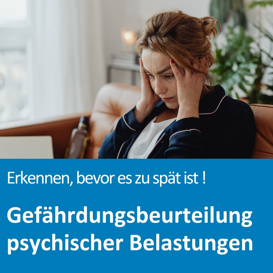 Eine Frau sitzt in einem Wohnzimmer auf einem Sofa, stützt ihren Kopf mit beiden Händen und wirkt gestresst. Im Hintergrund sind ein Laptop und eine Zimmerpflanze zu sehen.
Darunter auf blauem Hintergrund der Text: „Erkennen, bevor es zu spät ist! Gefährdungsbeurteilung psychischer Belastungen“.
