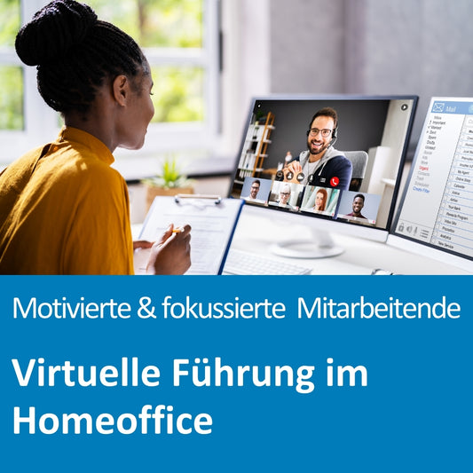 Eine Frau sitzt in einem hellen Büro am Schreibtisch und nimmt an einer Videokonferenz teil, die auf einem Monitor mit mehreren Teilnehmerfenstern zu sehen ist. Sie hält ein Klemmbrett mit Notizen und schaut aufmerksam auf den Bildschirm. Neben dem Videocall ist ein zweiter Monitor mit E-Mail-Postfach geöffnet. Die Szene vermittelt professionelle virtuelle Zusammenarbeit. Im unteren Bildbereich steht der Text: „Motivierte & fokussierte Mitarbeitende – Virtuelle Führung im Homeoffice“.
