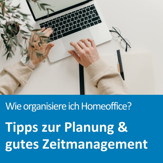 Ein Mensch arbeitet an einem aufgeräumten Schreibtisch mit Laptop, Notizblock, Stift und Brille. Die Hände bewegen sich über das Touchpad. Ein Zweig einer Pflanze ragt von oben ins Bild. Die Szene vermittelt Konzentration und Struktur im Homeoffice. Im unteren Bildbereich steht der Text: „Wie organisiere ich Homeoffice? Tipps zur Planung & gutes Zeitmanagement“.