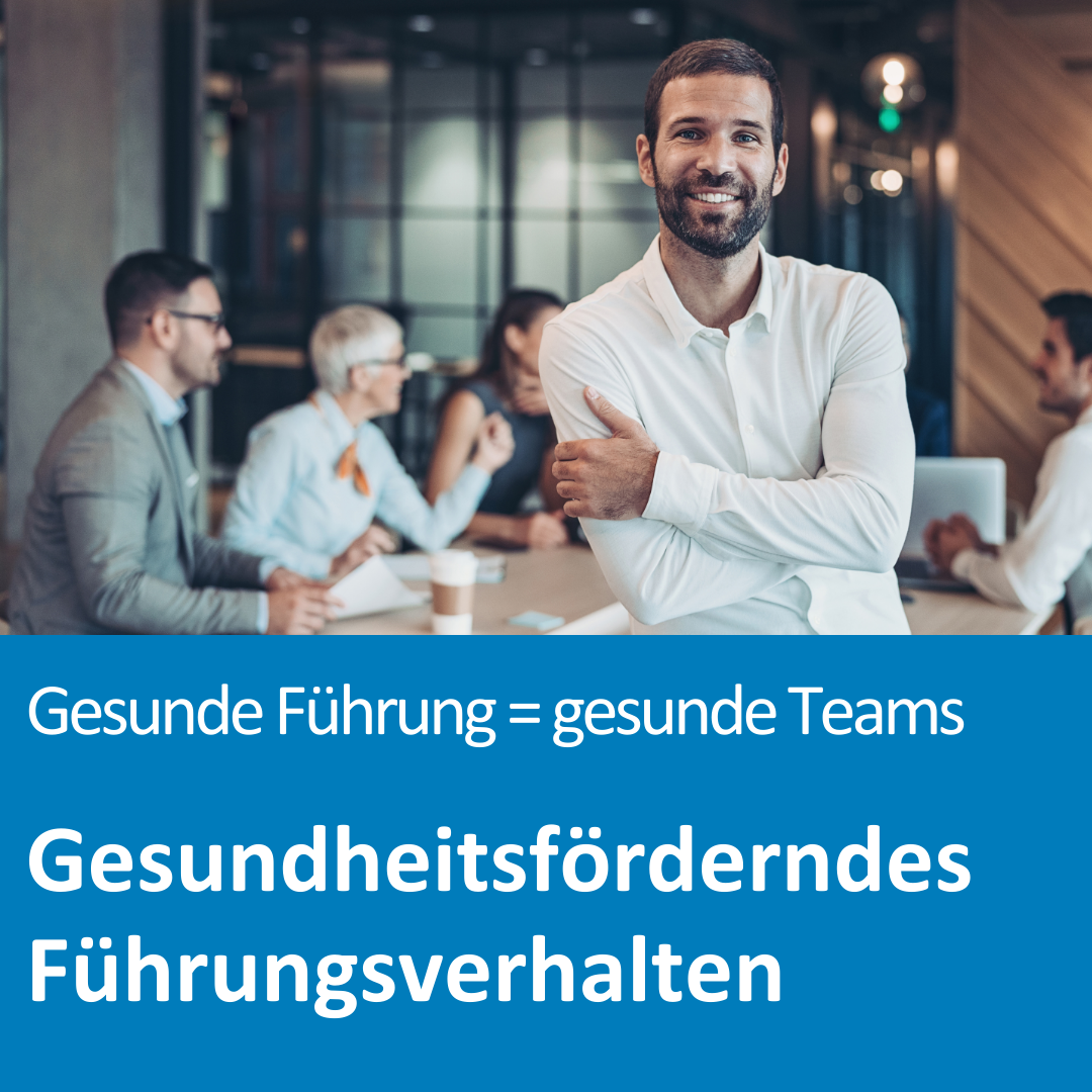 Personen sitzen in einem Besprechungsraum; Text auf dem Bild: „Gesunde Führung = gesunde Teams – Gesundheitsförderndes Führungsverhalten“.