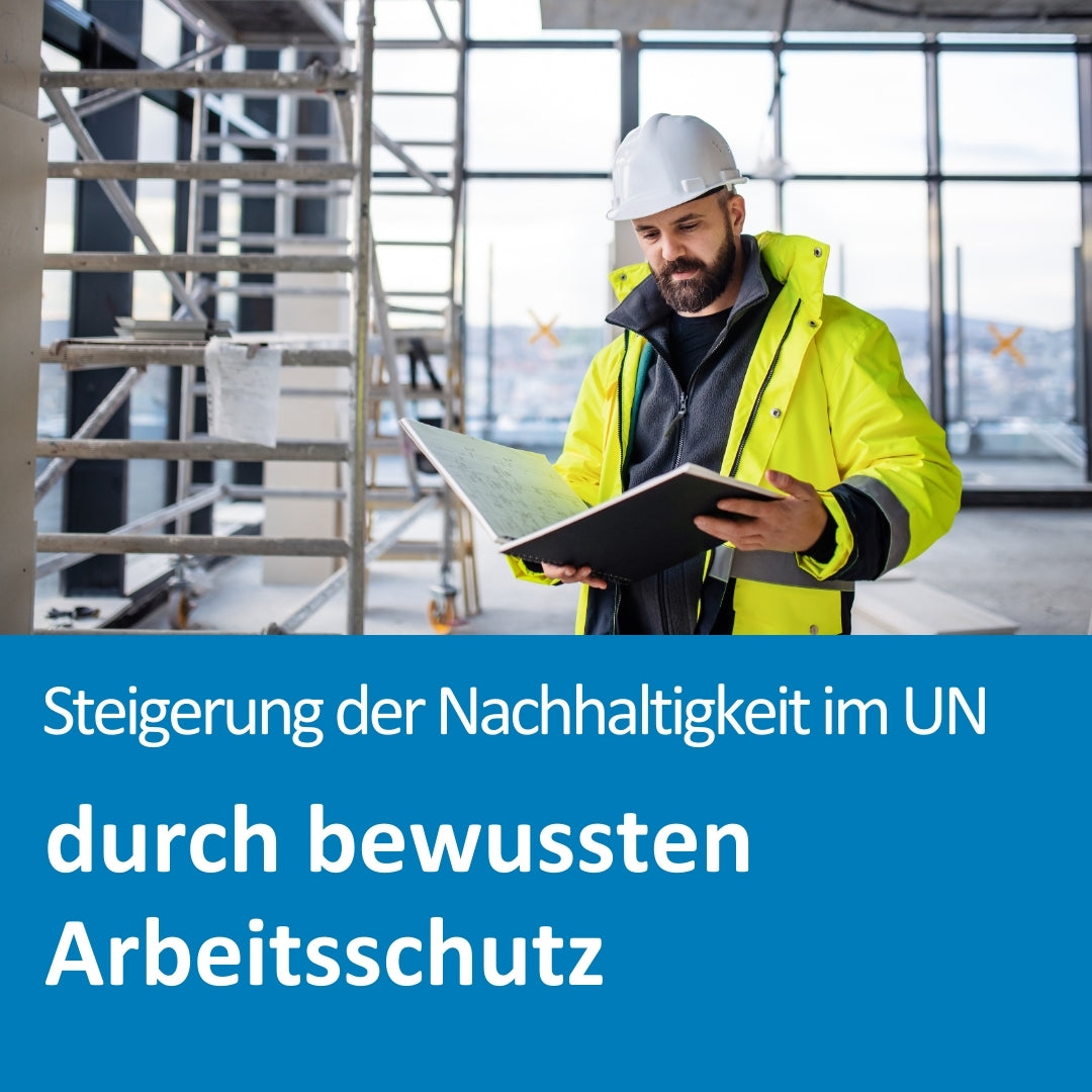 Ein Bauleiter mit weißem Schutzhelm und gelber Warnjacke steht auf einer Baustelle in einem modernen Rohbau. Er hält ein aufgeschlagenes Planungsdokument in der Hand und studiert es konzentriert. Im Hintergrund sind Gerüste und große Fenster mit Blick auf eine Stadtlandschaft zu sehen. Im unteren Bereich steht der Text: „Steigerung der Nachhaltigkeit im Unternehmen durch bewussten Arbeitsschutz“.