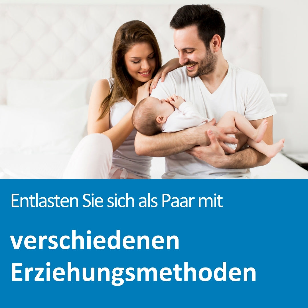 Ein junges Paar sitzt gemeinsam auf einem Bett und hält liebevoll ein Neugeborenes im Arm. Beide Elternteile lächeln das Baby an, während eine ruhige und harmonische Atmosphäre herrscht. Die Szene vermittelt Geborgenheit, Fürsorge und Familienglück. Im unteren Bereich des Bildes steht der Text: „Entlasten Sie sich als Paar mit verschiedenen Erziehungsmethoden“.