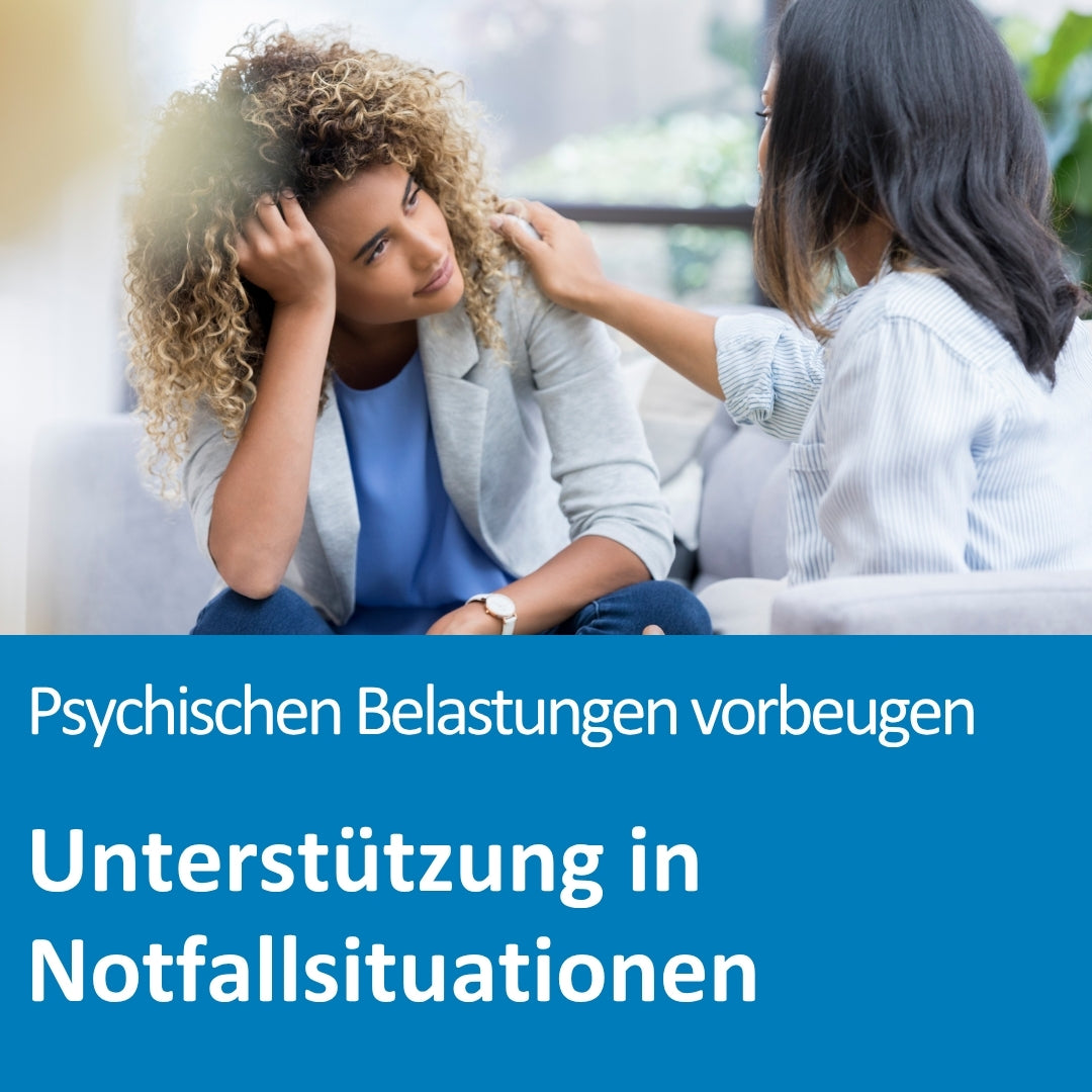 Zwei Frauen sitzen sich auf einem Sofa gegenüber. Die linke Frau wirkt bedrückt und stützt den Kopf in die Hand, während die rechte Frau ihr beruhigend eine Hand auf die Schulter legt. Die Szene vermittelt Unterstützung und Trost in einer emotional belastenden Situation.
Darunter auf blauem Hintergrund der Text: „Psychischen Belastungen vorbeugen — Unterstützung in Notfallsituationen“.