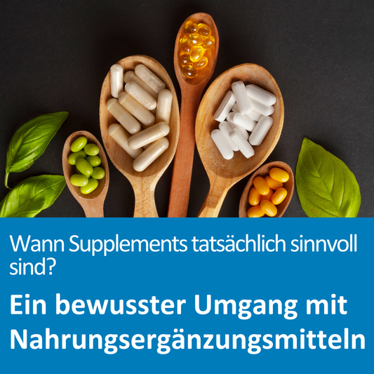Verschiedene Kapseln und Tabletten in Holzlöffeln; Text auf dem Bild: „Wann Supplements tatsächlich sinnvoll sind? Ein bewusster Umgang mit Nahrungsergänzungsmitteln“.
