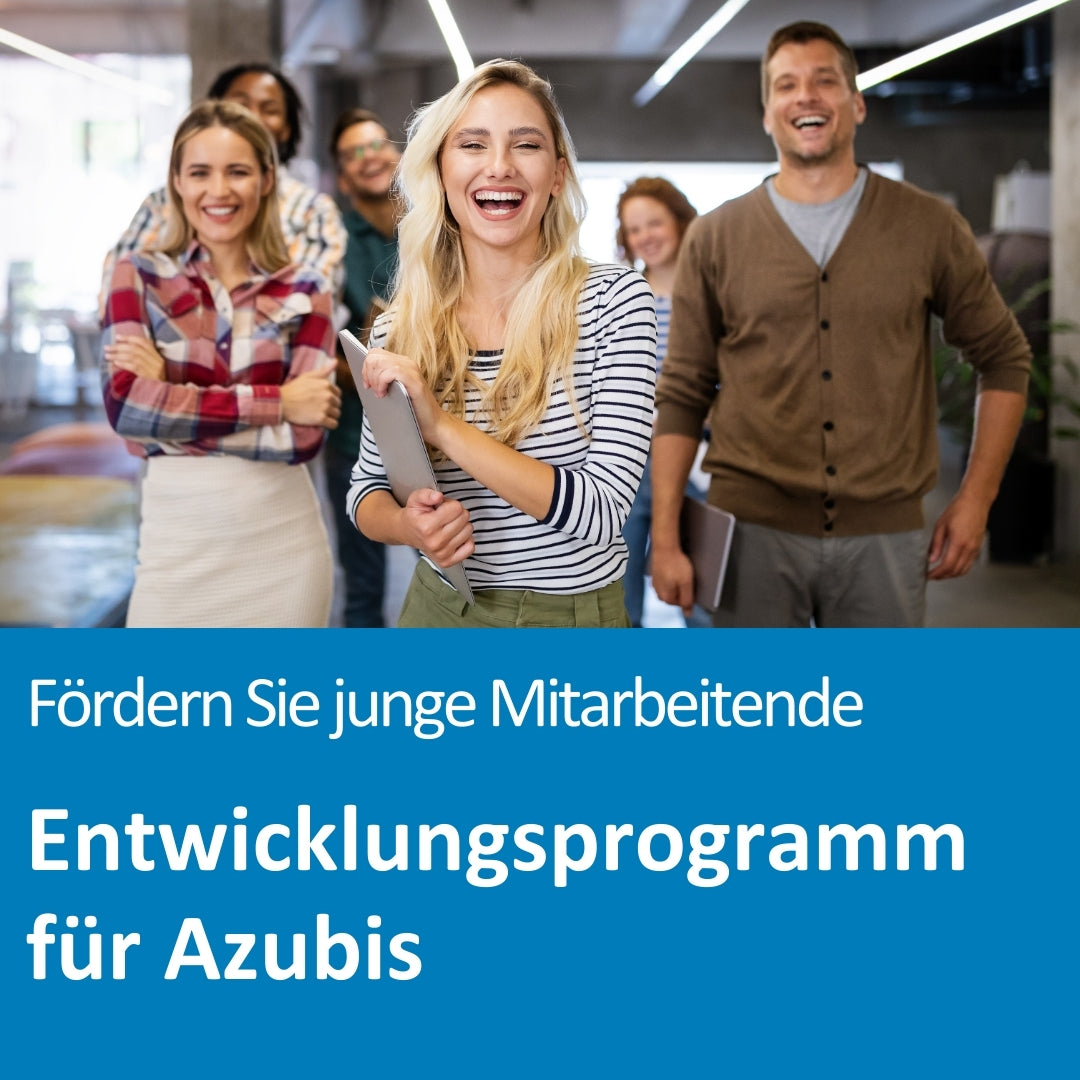 Eine fröhliche Gruppe junger Menschen steht gemeinsam in einem modernen Büro. Im Vordergrund lacht eine junge Frau mit langen blonden Haaren, die ein Tablet in der Hand hält. Die Personen wirken motiviert und energiegeladen. Der Text auf dem Bild lautet: „Fördern Sie junge Mitarbeitende – Entwicklungsprogramm für Azubis“.