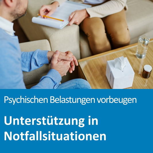 Zwei Personen sitzen sich in einem Gespräch gegenüber, von denen eine Person einen Block und einen Stift auf dem Schoß hält und Notizen macht. Im Vordergrund sind die gefalteten Hände der anderen Person zu sehen. Auf dem Couchtisch stehen ein Glas Wasser, eine Medikamentendose und eine Box mit Taschentüchern — das Setting erinnert an eine psychologische Beratungssituation.
Darunter auf blauem Hintergrund der Text: „Psychischen Belastungen vorbeugen — Unterstützung in Notfallsituationen“.