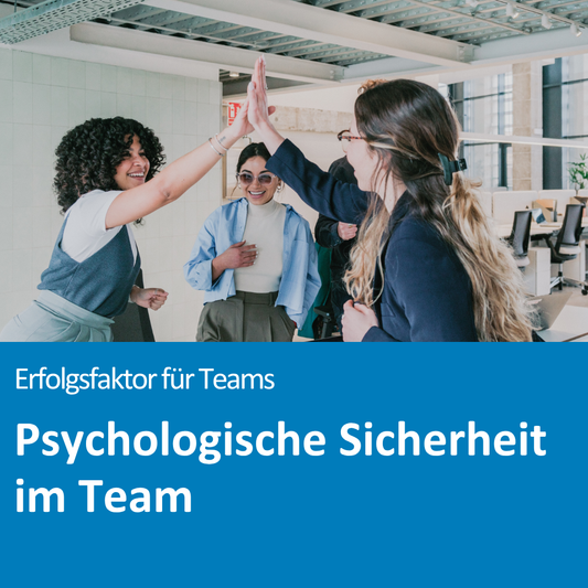 Mehrere Personen stehen in einem Büro und geben sich einen High‑Five. Unten ein farbiger Textbereich. Text im Bild: „Erfolgsfaktor für Teams“ und „Psychologische Sicherheit im Team“.