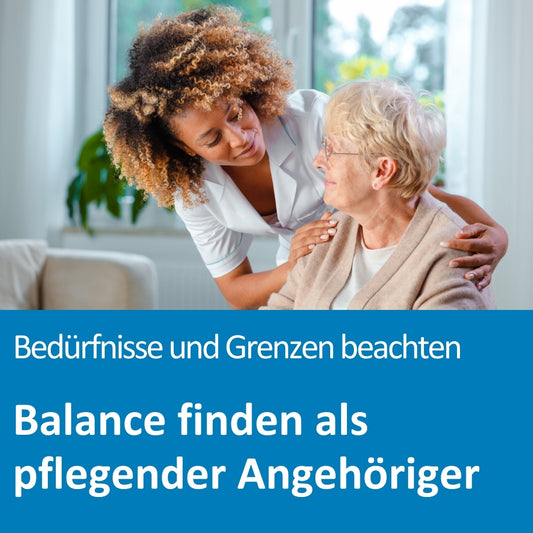 Eine junge Pflegekraft mit lockigem Haar und weißer Uniform beugt sich fürsorglich zu einer älteren Frau mit Brille, grauen Haaren und beiger Strickjacke. Beide lächeln sich an und befinden sich in einem hellen, wohnlich eingerichteten Raum. Die Szene vermittelt Zuwendung, Unterstützung und Empathie. Im unteren Bildbereich steht der Text: „Bedürfnisse und Grenzen beachten – Balance finden als pflegender Angehöriger“.