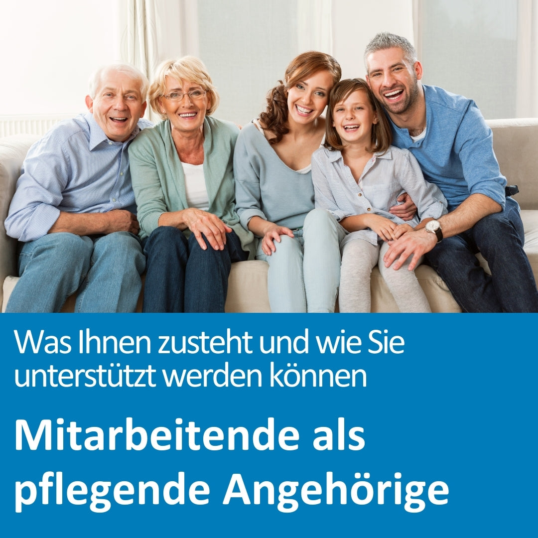 Eine fröhliche Familie sitzt gemeinsam auf einem Sofa: Ein älteres Ehepaar, ein junges Elternpaar und ein Mädchen in der Mitte, alle lächeln in die Kamera. Die Szene vermittelt Zusammenhalt, Fürsorge und generationsübergreifende Unterstützung. Im unteren Bildbereich steht der Text: „Was Ihnen zusteht und wie Sie unterstützt werden können – Mitarbeitende als pflegende Angehörige“.