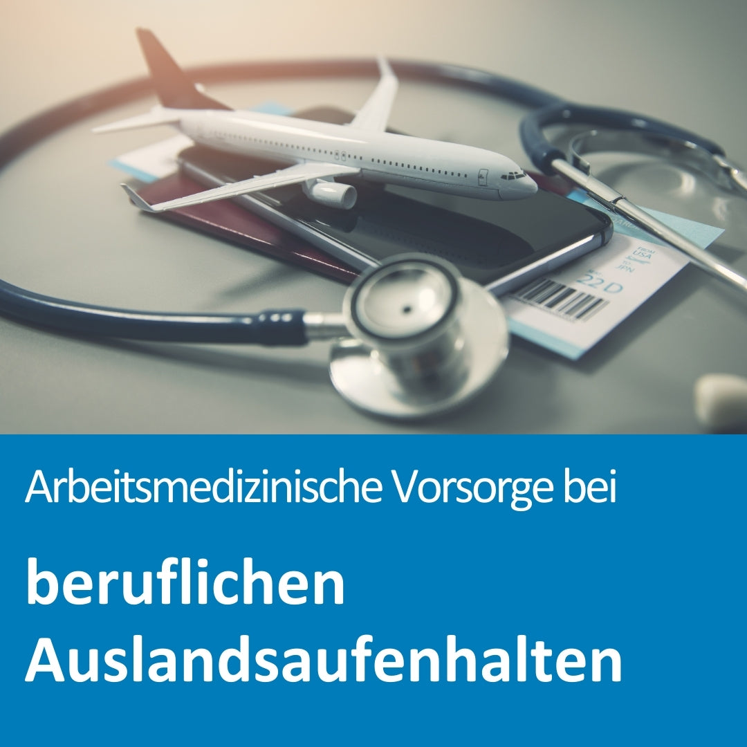 Auf einem Tisch liegen ein Modellflugzeug, ein Stethoskop, ein Reisepass, ein Smartphone und eine Bordkarte – symbolisch für die Verbindung von Medizin und beruflichen Auslandsreisen. Die Szene verweist auf reisemedizinische Beratung im beruflichen Kontext. Im unteren Bildbereich steht der Text: „Arbeitsmedizinische Vorsorge bei beruflichen Auslandsaufenthalten“.