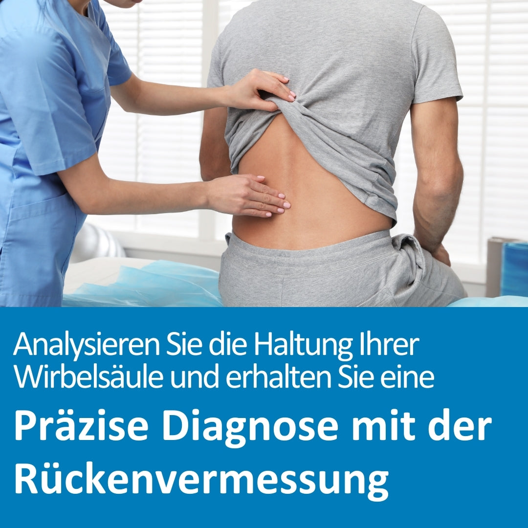 Eine medizinische Fachkraft tastet den unteren Rücken eines Mannes ab, der auf einer Behandlungsliege sitzt und sein Shirt angehoben hat, um seine Wirbelsäule freizulegen. Die Szene findet in einem hellen Untersuchungsraum statt. Der Text auf dem Bild lautet: „Analysieren Sie die Haltung Ihrer Wirbelsäule und erhalten Sie eine präzise Diagnose mit der Rückenvermessung“.