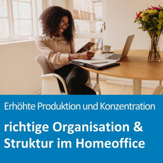 Eine junge Frau mit Brille sitzt entspannt an einem runden Holztisch in einem hellen Homeoffice. Sie arbeitet mit Laptop, Smartphone und Notizblock, daneben steht eine Tasse Kaffee und ein Blumenstrauß. Sie wirkt produktiv und zufrieden. Der Text auf dem Bild lautet: „Erhöhte Produktion und Konzentration – richtige Organisation & Struktur im Homeoffice“.