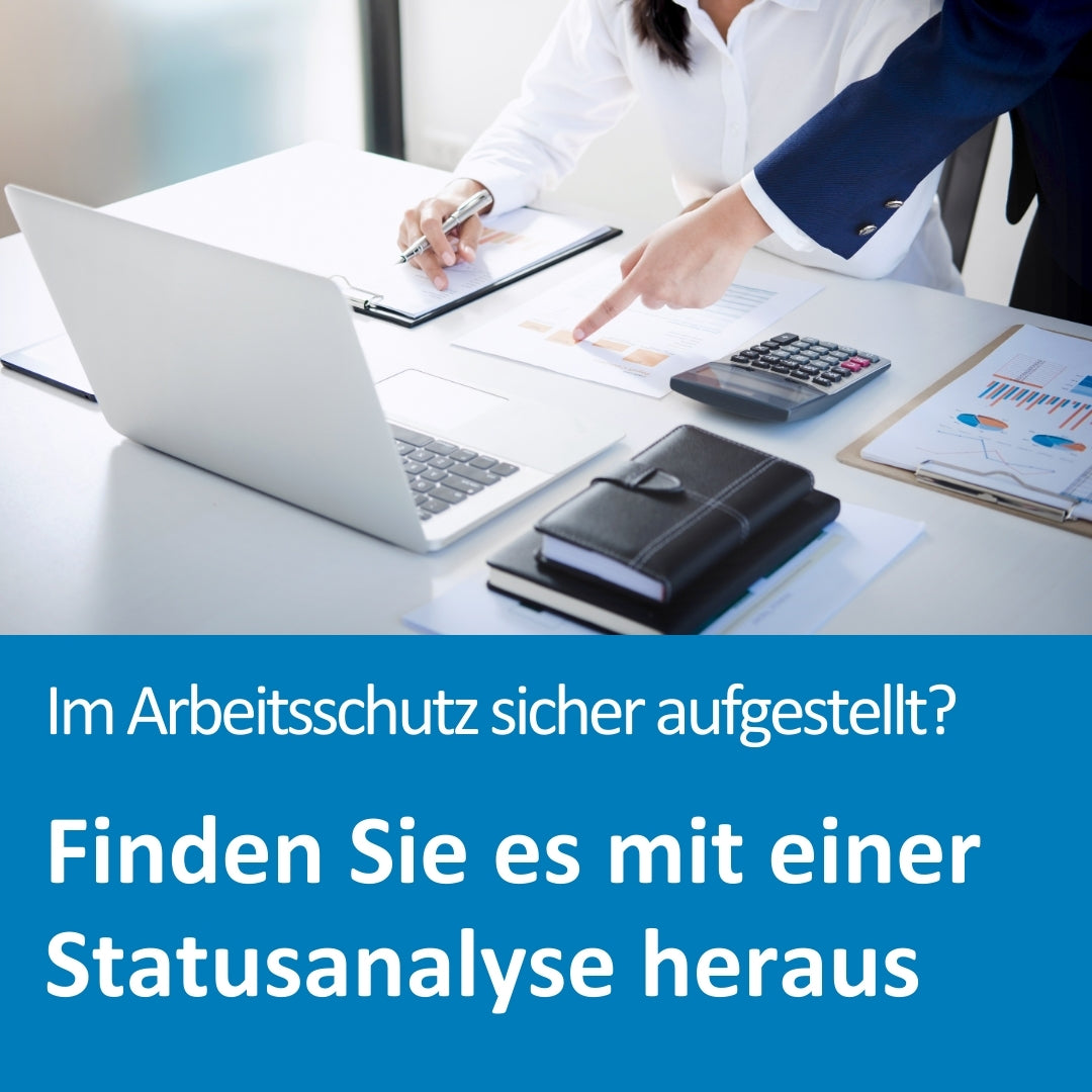Zwei Personen sitzen an einem modernen Schreibtisch mit Laptop, Notizbuch, Taschenrechner und mehreren Geschäftsdiagrammen. Eine Person zeigt auf ein Blatt mit Balkendiagrammen, während die andere mitschreibt. Die Szene vermittelt eine professionelle Analyse- oder Beratungssituation. Im unteren Bildbereich steht der Text: „Im Arbeitsschutz sicher aufgestellt? Finden Sie es mit einer Statusanalyse heraus“.