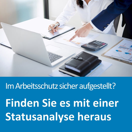 Zwei Personen sitzen an einem modernen Schreibtisch mit Laptop, Notizbuch, Taschenrechner und mehreren Geschäftsdiagrammen. Eine Person zeigt auf ein Blatt mit Balkendiagrammen, während die andere mitschreibt. Die Szene vermittelt eine professionelle Analyse- oder Beratungssituation. Im unteren Bildbereich steht der Text: „Im Arbeitsschutz sicher aufgestellt? Finden Sie es mit einer Statusanalyse heraus“.