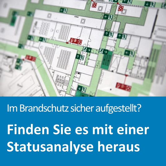 Das Bild zeigt einen detaillierten Gebäudeplan mit farblich markierten Fluchtwegen, Feuerlöschern und Notausgängen – typisch für einen Brandschutzplan. Im unteren Bereich befindet sich ein blauer Informationsblock mit dem Text: „Im Brandschutz sicher aufgestellt? Finden Sie es mit einer Statusanalyse heraus“.