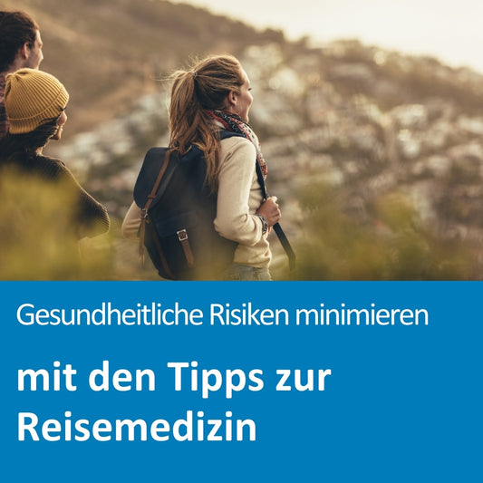 Eine Gruppe junger Reisender mit Rucksäcken steht auf einem Hügel mit Blick auf eine ferne Stadtlandschaft. Die Personen wirken entspannt und bereit für ein Abenteuer. Die Szene vermittelt Fernweh und gesundes Reisen. Im unteren Bildbereich steht der Text: „Gesundheitliche Risiken minimieren mit den Tipps zur Reisemedizin“.