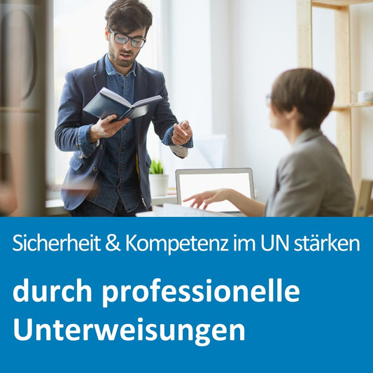 Ein junger Mann mit Brille steht in einem modernen Büro, hält ein geöffnetes Notizbuch in der Hand und spricht gestikulierend zu einer sitzenden Kollegin, die auf einen Laptop zeigt. Die Szene vermittelt eine Schulung oder Unterweisungssituation. Der eingeblendete Text auf dem Bild lautet: „Sicherheit & Kompetenz im Unternehmen stärken durch professionelle Unterweisungen“.