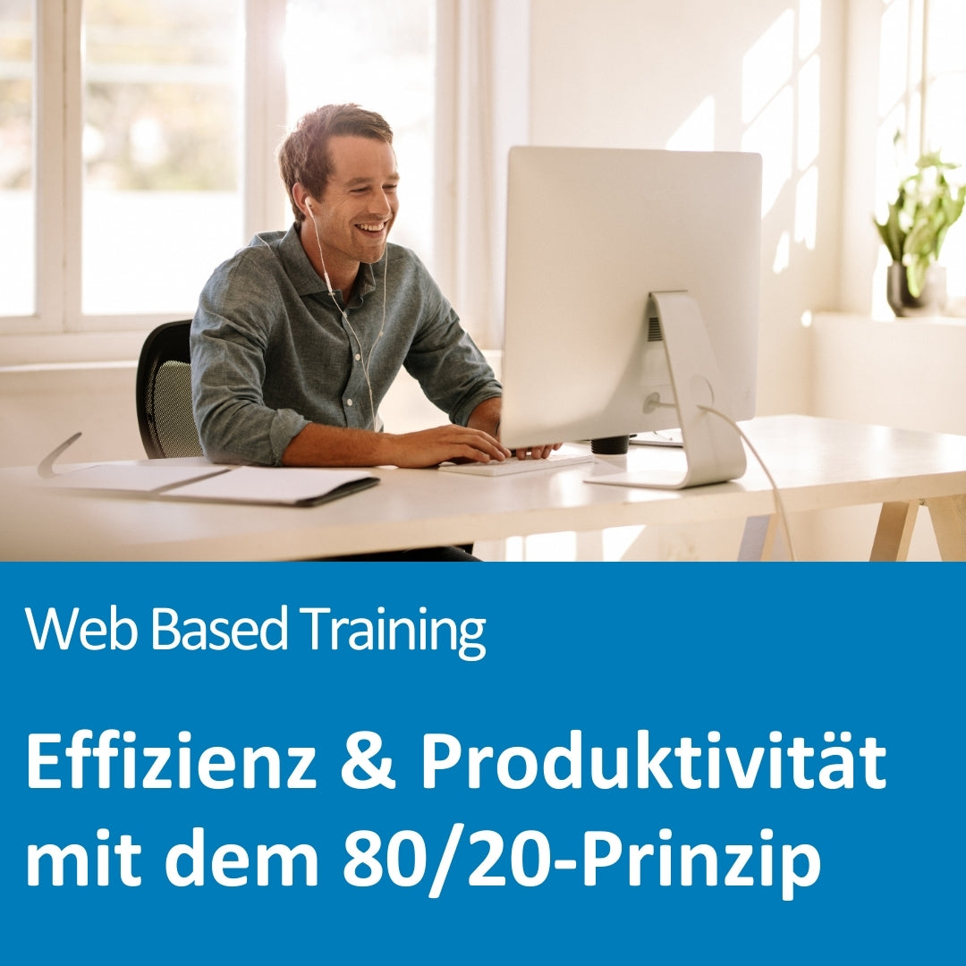 Ein junger Mann sitzt lachend an einem hellen Schreibtisch in einem sonnendurchfluteten Büro und arbeitet an einem großen Monitor. Er trägt Kopfhörer und wirkt konzentriert und motiviert. Auf dem Tisch liegen Unterlagen. Der Text auf dem Bild lautet: „Web Based Training – Effizienz & Produktivität mit dem 80/20-Prinzip“.