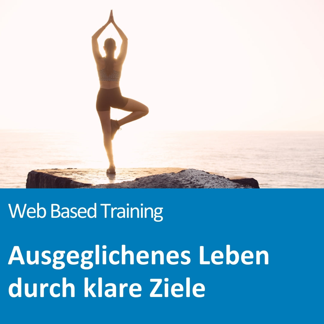 Eine Frau steht im Sonnenaufgang auf einem Felsvorsprung am Meer in der Yoga-Baumhaltung (Vrksasana), mit nach oben gefalteten Händen, ruhig und im Gleichgewicht. Die Szene strahlt innere Ruhe, Konzentration und Harmonie aus. Der Text auf dem Bild lautet: „Web Based Training – Ausgeglichenes Leben durch klare Ziele“.