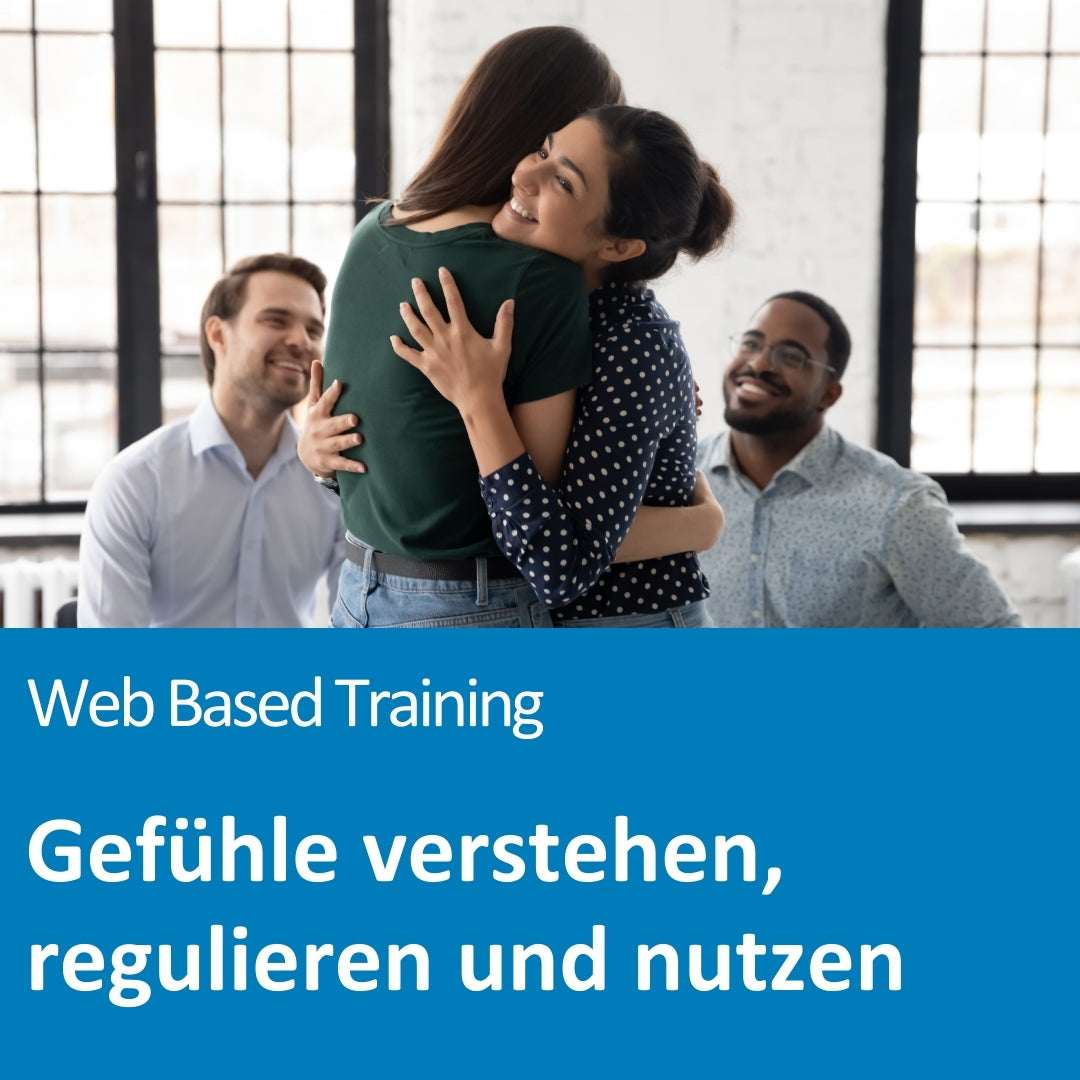 In einem hellen Raum mit großen Fenstern umarmen sich zwei Frauen herzlich und lächeln dabei, während zwei Männer im Hintergrund sitzen und dem Moment mit Freude zusehen. Es herrscht eine warme, unterstützende Atmosphäre. Auf dem Bild steht: „Web Based Training – Gefühle verstehen, regulieren und nutzen“.