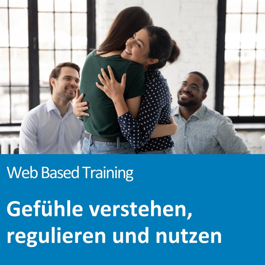 In einem hellen Raum mit großen Fenstern umarmen sich zwei Frauen herzlich und lächeln dabei, während zwei Männer im Hintergrund sitzen und dem Moment mit Freude zusehen. Es herrscht eine warme, unterstützende Atmosphäre. Auf dem Bild steht: „Web Based Training – Gefühle verstehen, regulieren und nutzen“.