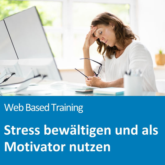 Eine Frau mittleren Alters sitzt erschöpft an einem Schreibtisch vor einem Computerbildschirm. Sie hält eine Brille in der Hand und stützt den Kopf mit der anderen Hand. Die Szene wirkt angespannt und konzentriert. Der Text auf dem Bild lautet: „Web Based Training – Stress bewältigen und als Motivator nutzen“.