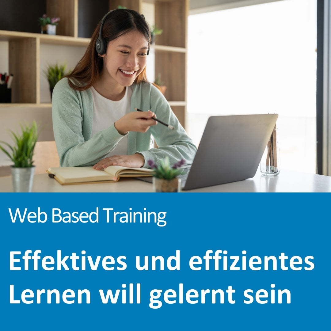 Eine junge Frau mit Kopfhörern sitzt an einem Schreibtisch und nimmt an einem Online-Training teil. Sie lächelt, zeigt mit einem Stift auf ihren Laptop und hat ein aufgeschlagenes Notizbuch vor sich liegen. Pflanzen und Tageslicht schaffen eine angenehme Lernatmosphäre. Der Text auf dem Bild lautet: „Web Based Training – Effektives und effizientes Lernen will gelernt sein“.