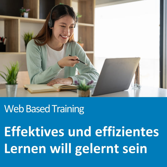 Eine junge Frau mit Kopfhörern sitzt an einem Schreibtisch und nimmt an einem Online-Training teil. Sie lächelt, zeigt mit einem Stift auf ihren Laptop und hat ein aufgeschlagenes Notizbuch vor sich liegen. Pflanzen und Tageslicht schaffen eine angenehme Lernatmosphäre. Der Text auf dem Bild lautet: „Web Based Training – Effektives und effizientes Lernen will gelernt sein“.