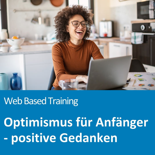 Eine fröhliche Frau mit lockigem Haar und Brille sitzt in einer modernen Küche an einem Tisch, lacht und arbeitet an einem Laptop. Auf dem Tisch liegen Diagramme, ein Glas Wasser und weitere Unterlagen. Der Text auf dem Bild lautet: „Web Based Training – Optimismus für Anfänger – positive Gedanken“.