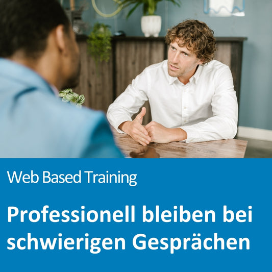 Zwei Männer sitzen sich an einem Tisch gegenüber und führen ein intensives Gespräch. Der Mann im weißen Hemd gestikuliert ernsthaft, während der andere nur von hinten zu sehen ist. Im Hintergrund stehen Pflanzen und Regale. Der Text auf dem Bild lautet: „Web Based Training – Professionell bleiben bei schwierigen Gesprächen“.