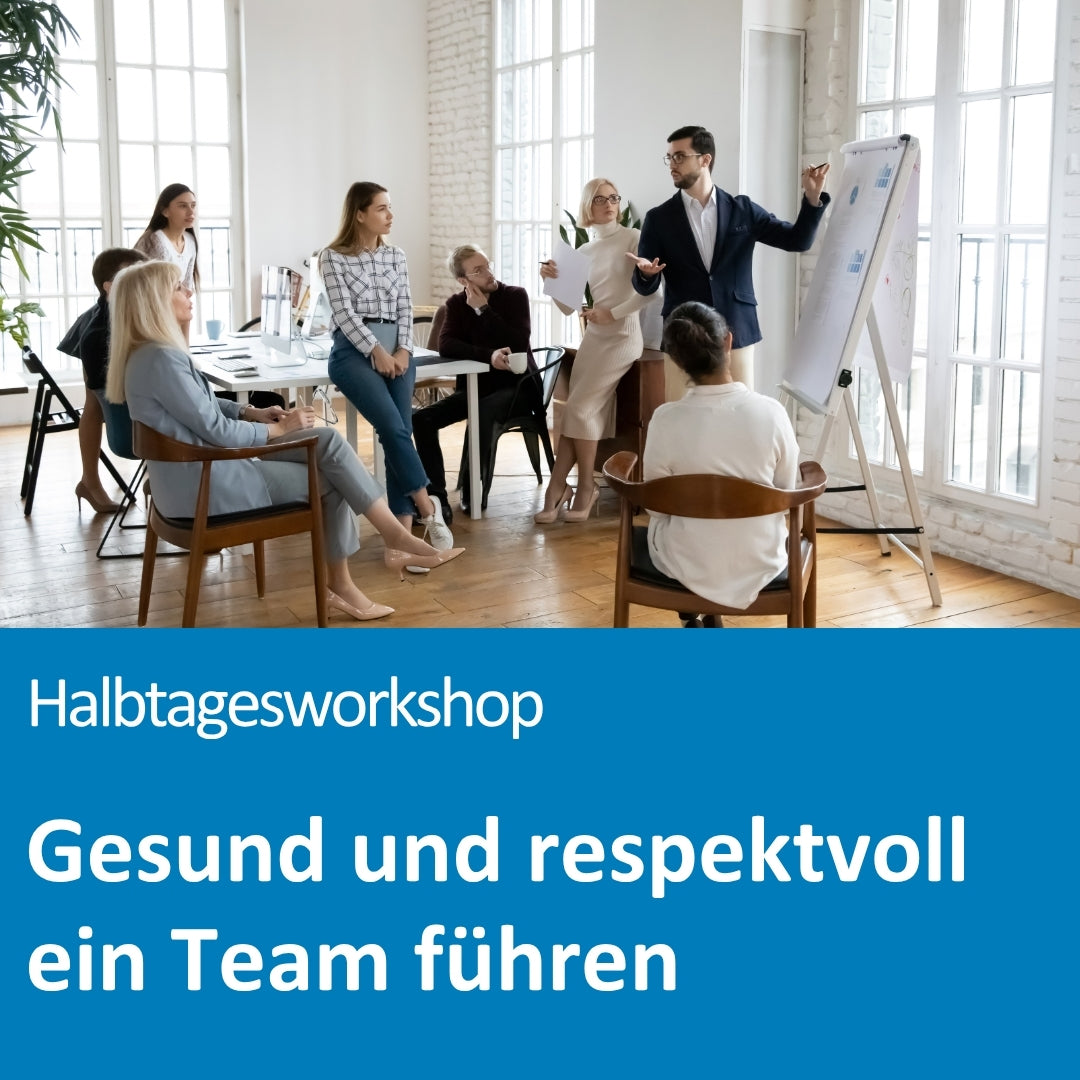 In einem hellen, modernen Seminarraum steht ein Mann im Anzug neben einem Flipchart und erklärt etwas einer Gruppe von sieben aufmerksam zuhörenden Personen, die im Halbkreis um ihn herum sitzen oder stehen. Es herrscht eine konzentrierte und respektvolle Atmosphäre.
Darunter auf blauem Hintergrund der Text: „Halbtagesworkshop — Gesund und respektvoll ein Team führen“.