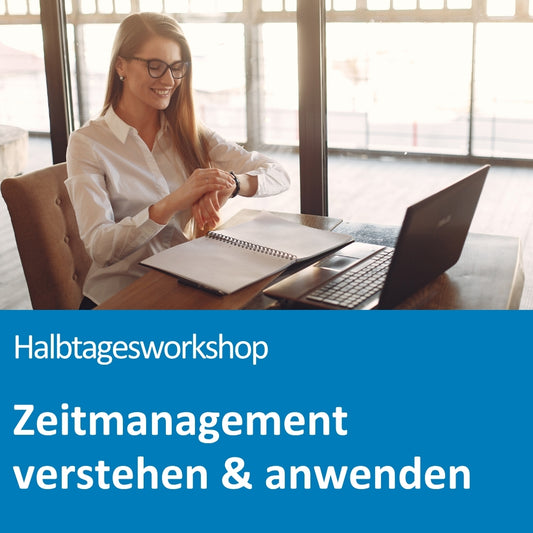 Eine junge Frau mit Brille und weißer Bluse sitzt an einem Tisch mit Laptop und Notizbuch, lächelt und schaut auf ihre Armbanduhr. Die Szene vermittelt eine strukturierte und positive Herangehensweise an Arbeitsorganisation.
Darunter auf blauem Hintergrund der Text: „Halbtagesworkshop — Zeitmanagement verstehen & anwenden“.